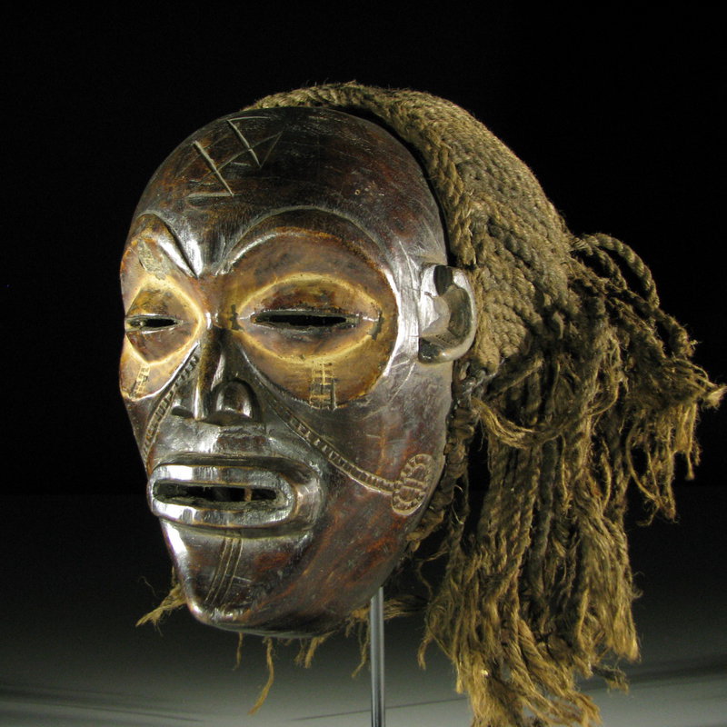 Видео там маска. Африканские маски Конго. Африканские маски гребни. Маски для лица африканские. Конголезские маски.
